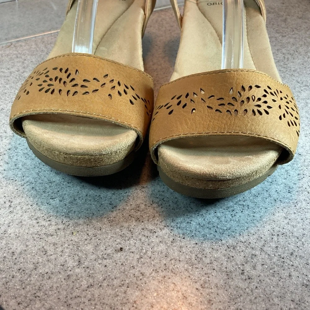 Earth Origins size 7 cork bed wedges. Neutral buff color hook and‎ loop closure